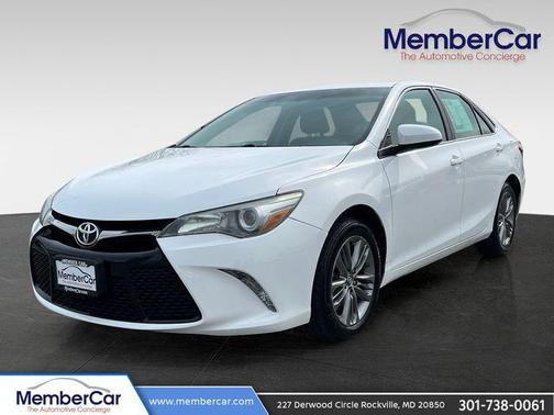 Super White 2016 Toyota Camry SE