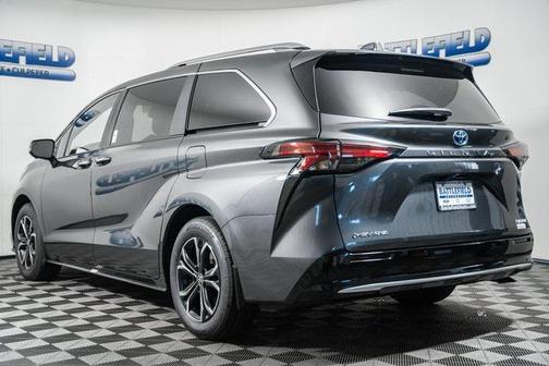 2025 Toyota Sienna Platinum