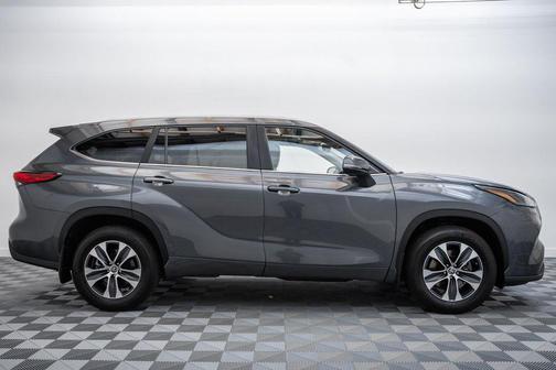 Magnetic Gray Metallic 2023 Toyota Highlander XLE