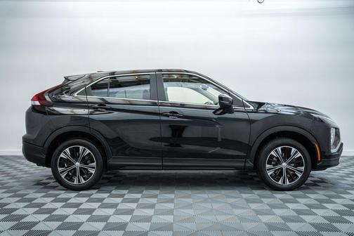 Labrador Black Pearl 2022 Mitsubishi Eclipse Cross SE