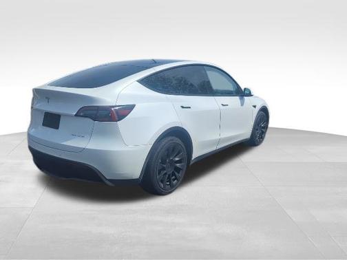 Pearl White Multi-Coat 2022 Tesla Model Y Long Range Dual Motor All-Wheel Drive