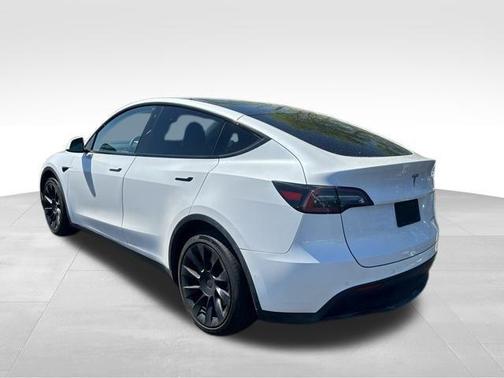 Pearl White Multi-Coat 2022 Tesla Model Y Long Range Dual Motor All-Wheel Drive