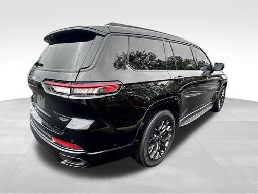 Diamond Black Crystal Pearlcoat 2023 Jeep Grand Cherokee L Summit Reserve