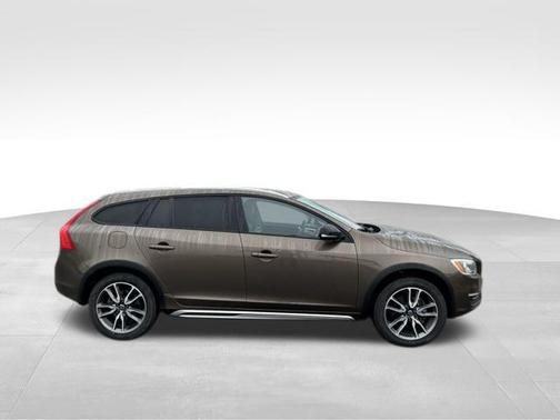 2018 Volvo V60 Cross Country T5