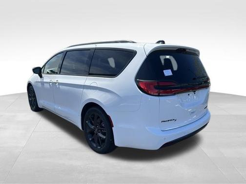 Bright White Clearcoat 2026 Chrysler Pacifica Limited