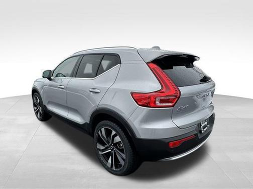 2023 Volvo XC40 B5 Plus Bright Theme