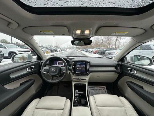 2023 Volvo XC40 B5 Plus Bright Theme