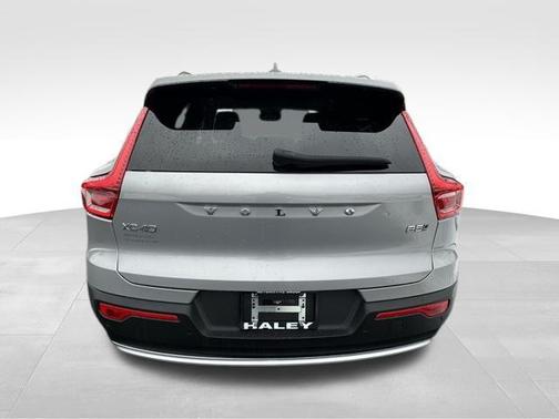 2023 Volvo XC40 B5 Plus Bright Theme