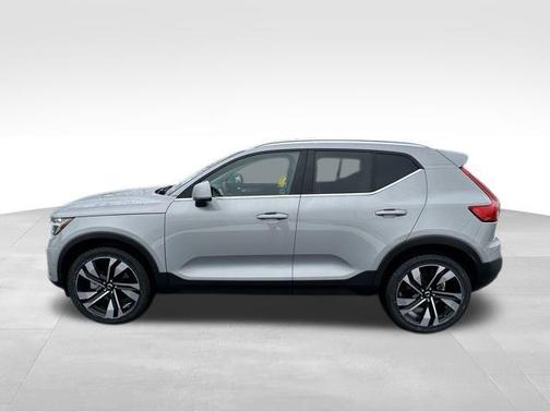 2023 Volvo XC40 B5 Plus Bright Theme