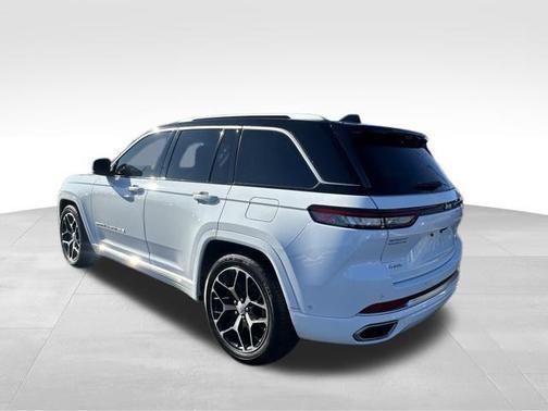 2022 Jeep Grand Cherokee Summit
