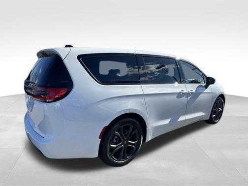 2026 Chrysler Pacifica L