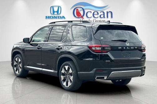 Crystal Black Pearl 2026 Honda Pilot Touring 8-Passenger