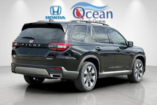 Crystal Black Pearl 2026 Honda Pilot Touring 8-Passenger