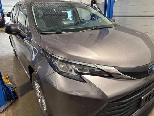 2022 Toyota Sienna XLE 8 Passenger