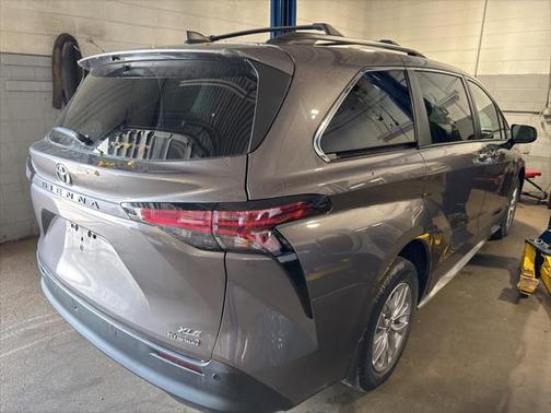 2022 Toyota Sienna XLE 8 Passenger