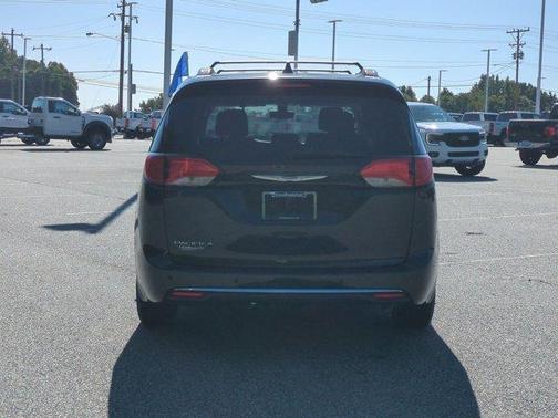 Brilliant Black Crystal Pearlcoat 2019 Chrysler Pacifica Touring-L