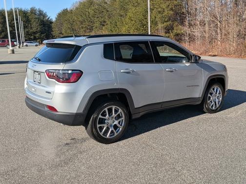 2024 Jeep Compass Latitude Lux