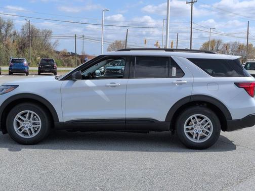 Space White Metallic 2026 Ford Explorer Active