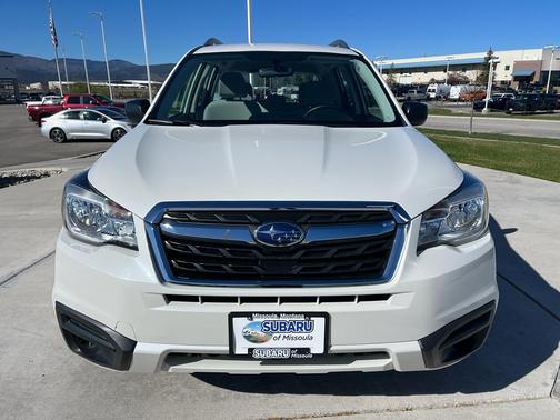 Crystal White Pearl 2018 Subaru Forester 2.5i
