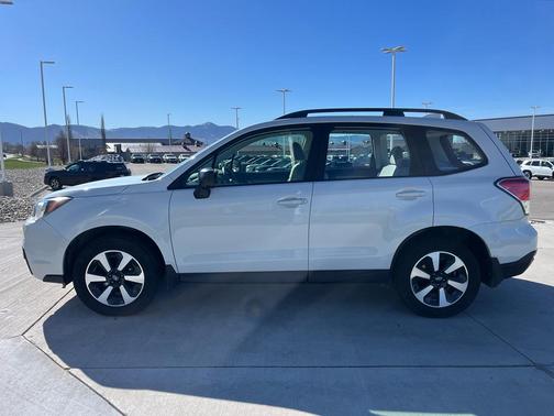Crystal White Pearl 2018 Subaru Forester 2.5i