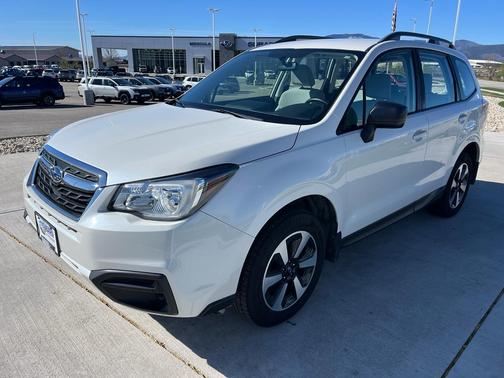 Crystal White Pearl 2018 Subaru Forester 2.5i