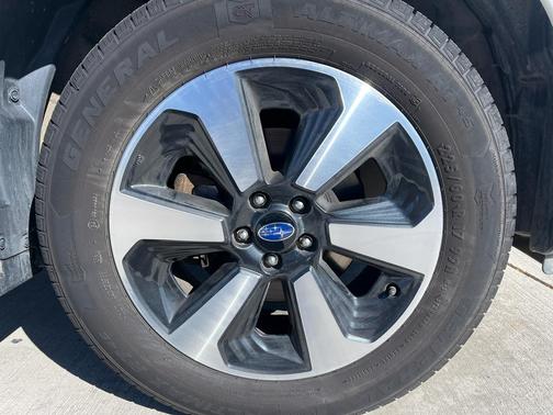 Crystal White Pearl 2018 Subaru Forester 2.5i