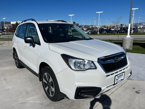 Crystal White Pearl 2018 Subaru Forester 2.5i