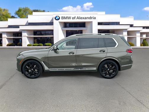 Manhattan Green Metallic 2024 BMW X7 xDrive40i