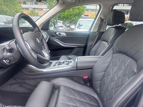 Black Sapphire Metallic 2026 BMW X7 xDrive40i