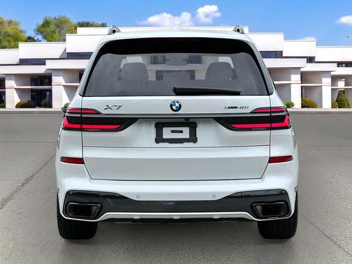 Mineral White Metallic 2026 BMW X7 xDrive40i