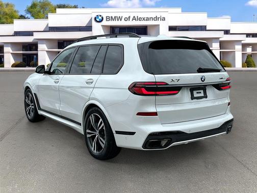 Mineral White Metallic 2026 BMW X7 xDrive40i
