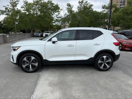 Crystal White Metallic 2023 Volvo XC40 B5 Plus Bright Theme