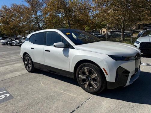 Mineral White Metallic 2024 BMW iX xDrive50