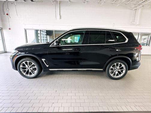 Black Sapphire Metallic 2026 BMW X5 xDrive40i