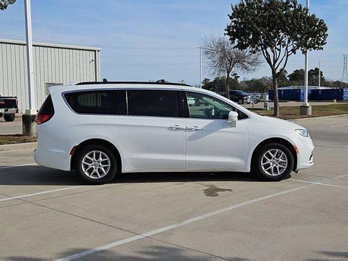 Bright White Clearcoat 2022 Chrysler Pacifica Touring L