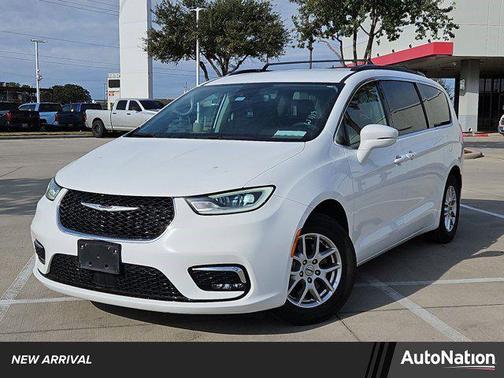 Bright White Clearcoat 2022 Chrysler Pacifica Touring L