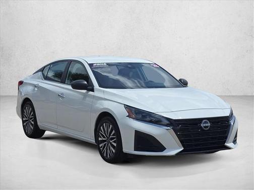 Glacier White 2025 Nissan Altima SV FWD