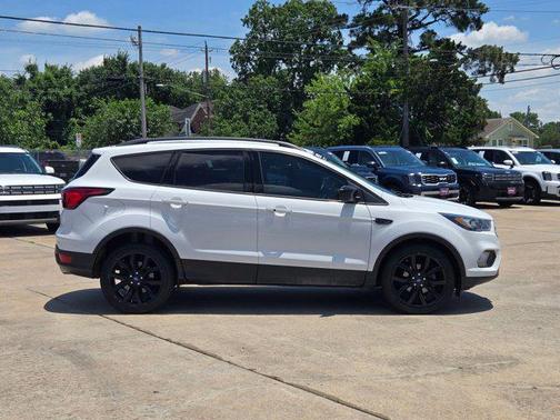Oxford White 2019 Ford Escape SE