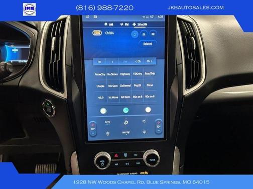 White 2022 Ford Edge SE