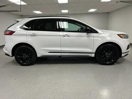 White 2022 Ford Edge SE