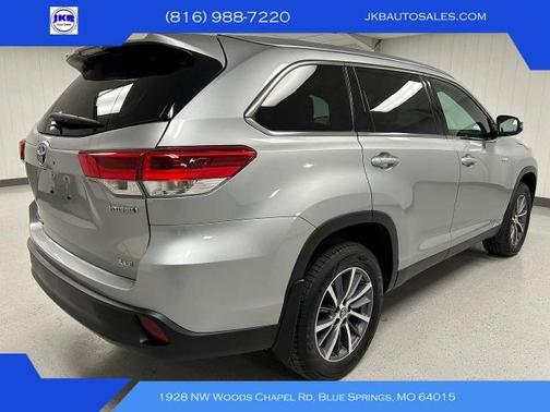 Silver 2019 Toyota Highlander Hybrid XLE