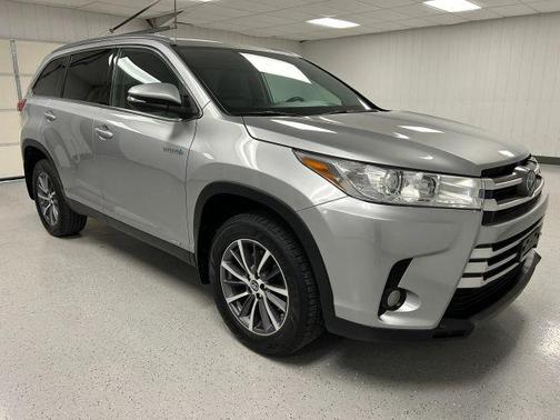 Silver 2019 Toyota Highlander Hybrid XLE