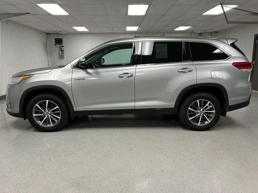 Silver 2019 Toyota Highlander Hybrid XLE