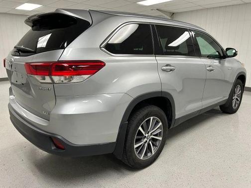 Silver 2019 Toyota Highlander Hybrid XLE