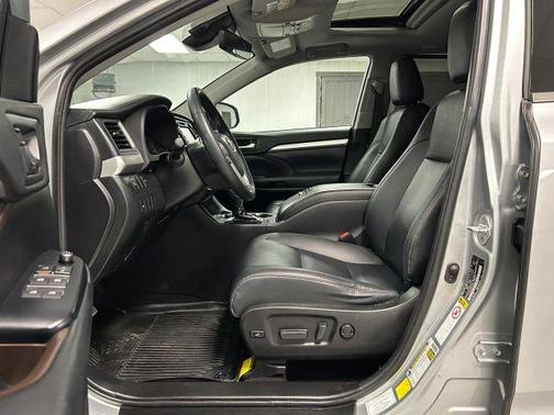 Silver 2019 Toyota Highlander Hybrid XLE