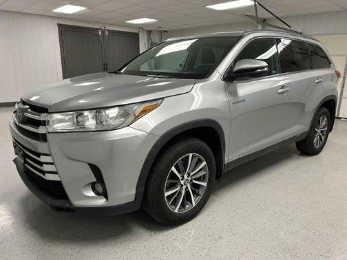 Silver 2019 Toyota Highlander Hybrid XLE