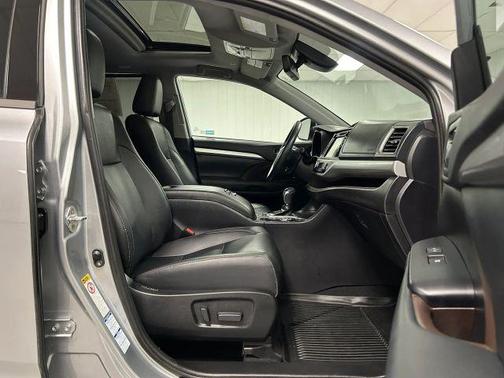Silver 2019 Toyota Highlander Hybrid XLE