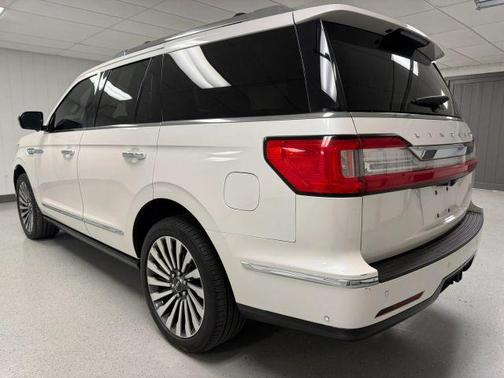 White 2018 Lincoln Navigator Reserve