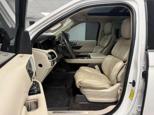 White 2018 Lincoln Navigator Reserve