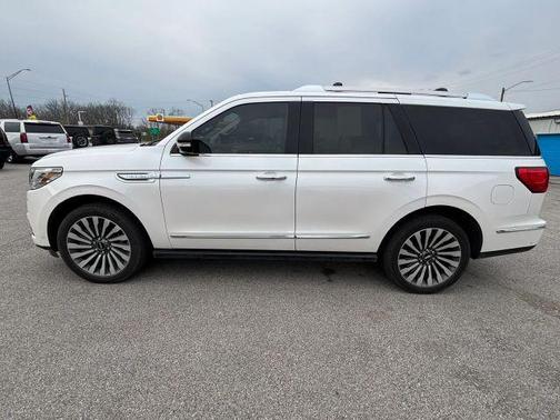 White 2018 Lincoln Navigator Reserve